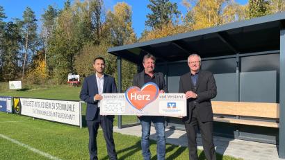 Bild: Harald Zottmeier/exb
3025 Euro Erlös für den SV Steinmühle erzielt hat ein Crowdfunding-Projekt der Geschäftsstelle Mitterteich der Volksbank Raiffeisenbank Nordoberpfalz. Den symbolischen Scheck nahm Vereinsvertreter Franz Faltenbacher (Mitte) von Privatkundenberater Christian Schels (links) und Regionalmarktleiter Harald Zottmeier (rechts) in Empfang.