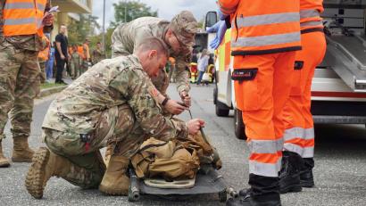Bild: jut
Zwei US-Soldaten kümmern sich um einen auf einer Trage liegenden Patienten, zwei deutsche Sanitäterinnen helfen.