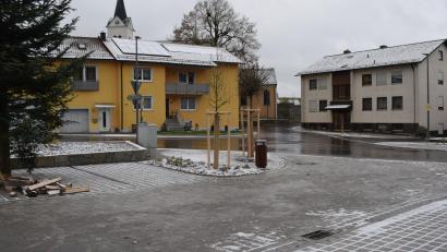 Bild: bnr
Die Neugestaltung des Dorfplatzes in Weidenthal ist vorerst die letzte Maßnahme in den drei Dorferneuerungsverfahren der Gemeinde Guteneck.