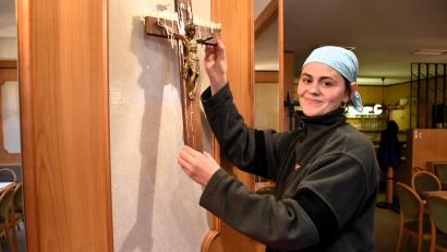 Bild: ubb
Hannah Mehler zeigt im Café Zettl in ihrer ersten Einzelausstellung unter anderem auch zwei Installationen. Ihre Beweggründe dafür verrät sie nicht. Sie möchte die Betrachter damit nicht beeinflussen. Jeder solle sich selbst seine eigenen Gedanken und Vorstellungen über die Exponate machen, sagt sie.