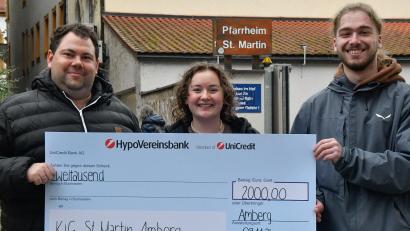 Bild: Petra Hartl
Die Käfer-Apotheken spenden jedes Jahr Geld für den sozialen Zweck. Die Summe beträgt 2000 Euro und geht dieses Jahr an die KjG St. Marien Amberg; (von links): Frederik Strobl (Käfer-Apotheken), Paul Hofmann (KjG St. Marien) und Anja Dotzler (KjG St. Marien).