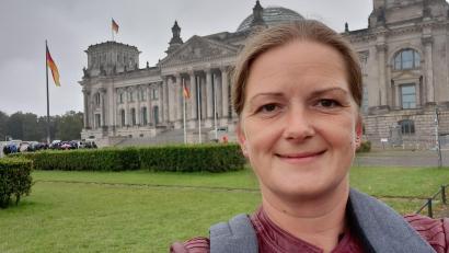 Archivbild: Tina Winklmann/exb
Die Oberpfälzer Grünen-Abgeordnete Tina Winklmann vor dem Reichstag in Berlin.