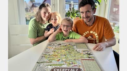 Bild: Neugirg/exb
Verena, die Töchter Helena und Matilda und Fabian Neugirg (von links) fühlen sich in Nordschweden sehr wohl. Fabian designt Landkarten aus dem Landkreis Tirschenreuth und der Oberpfalz und gestaltet sie künstlerisch.