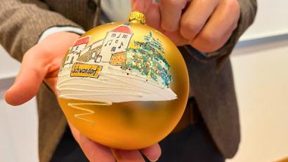 Bild: Andreas Hofmeister/exb
Ab sofort gibt es die Christbaukugel mit Schwandorfs Wahrzeichen – dem Blasturm – zu kaufen.