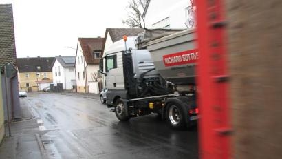 Bild: knh
Da links und rechts in der Hüttener Straße geparkt wird, kommt es mit den Lkw oft zu widrigen Verkehrssituationen.