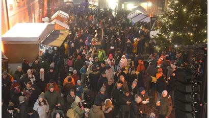 Archivbild: jr
Gut besucht war der Weihnachtsmarkt 2023. Auch heuer steht die Veranstaltung wieder auf dem Programm.