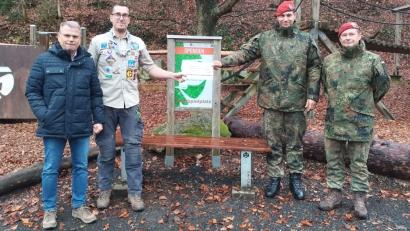 Bild: Johannes Sperber
Die Soldaten aus Weiden spenden an die Windischeschenbacher Pfadfinder.