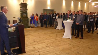 Bild: tss
Bürgermeister Franz Stahl (links) begrüßt im historischen Rathaussaal die Gäste zum 12. Tirschenreuther Wirtschaftsdialog.