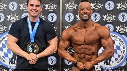 Bild: bim
Schützling Nico-Noel Schlosser (links) gratulierte seinem Trainer Raphael Fuchs zum bayerischen Meistertitel im Bodybuilding.