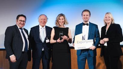 Bild:  Bayern International GmbH
Bayerns Wirtschaftsstaatssekretär Tobias Gotthardt (links) und Laudatorin Elisabeth Hintermann (rechts) überreichen den Exportpreis Bayern 2024 an (weiter von links) Johannes, Nikola und Michael Heckmann von der Korodur International GmbH aus Amberg.