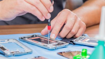 Symbolbild: karepa – stock-adobe.com
Die Verpflichtung zur Reparatur ist je nach Produktgruppe begrenzt: Bei Smartphones wird die Frist beispielsweise sieben Jahre betragen – ab dem Zeitpunkt, an dem der Einzelhandel das letzte Exemplar eines bestimmten Modells erhalten hat.