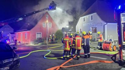 Bild: Josef Fischer/exb 
Mit Hilfe der Hirschauer Drehleiter bekämpften die Einsatzkräfte den Brand in einem Einfamilienwohnhaus mitten in Kohlberg von oben.