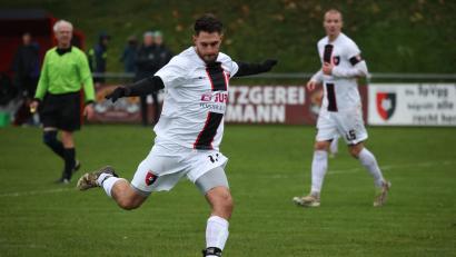 Bild: Dieter Jäschke
Kein normaler Aufsteiger: Die SpVgg Trabitz um Sonnur Oeksuez (vorne) steht zur Winterpause souverän auf Platz eins der Kreisklasse West. Großen Anteil daran hat freilich auch Neuzugang Johannes Renner (rechts), der aus der Bezirksliga in die Kreisklasse wechselte.
