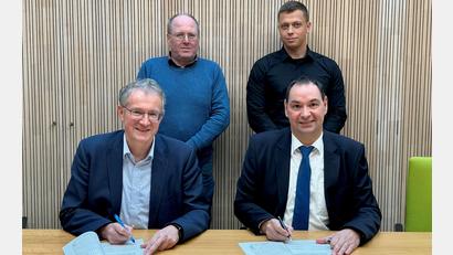 Bild: Tobias Reitmeier/exb
Die Bauvereinbarung ist unterzeichnet: Im Bild Bürgermeister Franz Grabinger und WWA-Leiter Mathias Rosenmüller (sitzend von links) zusammen mit Gerhard Brunner aus der Bauverwaltung der VG Schwarzenfeld und Bastian Praller, Projektleiter am WWA Weiden (stehend von links).
