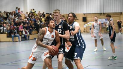 Bild: Tobias Schwarzmeier
Nabil Derman (am Ball) präsentiert sich zuletzt in guter Form. Nach dem Ausfall mehrerer "Bigs" hält er für die DJK unter den Körben die Stellung.