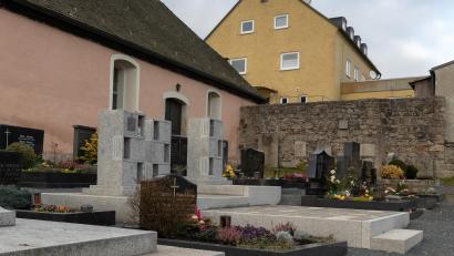 Bild: Susanne Forster
Das sind die Urnenstelen am Friedhof in Bärnau. In einer Stele befinden sich drei Fächer – ein Fach entspricht dabei einem Grabplatz.