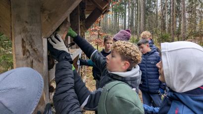 Bild: pz
Eine besondere Aktion gab es jetzt im Schulwald am Eingang des Naturerlebnispfads Glasberg. Jungs der siebten Klassen durften das neue Insektenhotel ausstatten.