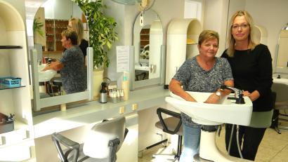 Bild: no
Chefin Else Stadelmann (links) schließt ihren Salon am 29. November; ihre letzte Mitarbeiterin Monika Pickel (rechts) eröffnet in Illschwang einen eigenen Kleinbetrieb im Friseurhandwerk.