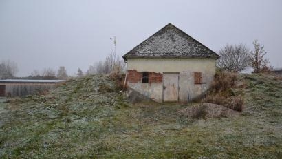 Bild: gi
Der frühere Hochbehälter der Wasserversorgung Burgtreswitz soll saniert werden. Er wird heute als Feuerlöschbehälter für den Ort und den Aussiedlerhof verwendet.
