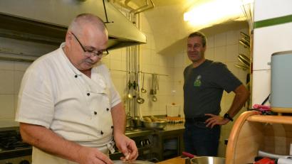 Bild: tss
Rudi Wöhrl (links) geht nach über 45 Jahren als Koch im Gasthof Schwan in Rente. Das ist der Hauptgrund, dass Franz Kühn (rechts) das Wirtshaus zusperren muss.