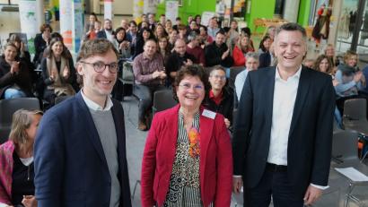 Bild: Hirsch
Professor Dr. Andreas Ebneth, Schulentwicklungsberaterin Irene Sebald und Oberstudienstudiendirektor Jürgen Gleixner (von links) stellen neue Bildungsansätze vor und bekommen Beifall von den Multiplikatoren der Oberpfälzer Schulen.