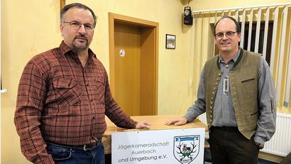 Bild: jma
Dieter Melzner (links) referierte über Neuerungen im Waffenrecht. Rechts der Vorsitzende der Jägerkameradschaft Auerbach, Roland Schleicher.
