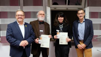 Bild: Christa Lorenz
Ehrungen für langjährige Dozententätigkeit bei der Volkshochschule Amberg (von links): Bürgermeister Martin J. Preuß, Philip Wade, Marga Rita Hollweck und VHS-Leiter Reiner Volkert.