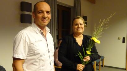 Bild: Houschka
Nina Fleißner (rechts) ist die neue Geschäftsleiterin der Gemeinde Fensterbach.. Bürgermeister-Stellvertreter Florian Adam (links) begrüßt sie zu Beginn einer Gemeinderatssitzung.