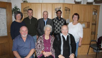 Bild: soj
Berta und Alois Knott (sitzend, Zweite und Dritter von links) sind seit 70 Jahren verheiratet. Dazu gratulierten Sohn Hubert (sitzend, links) sowie Schwiegertochter Brigitte (hinten, von links), Bürgermeister Wolfgang Söllner, stellvertretender Landrat Günter Kopp, Pfarrer Pater Anish George und Tochter Maria.