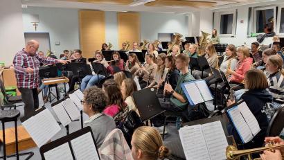 Bild: pi
Hermann Mack (links) gibt den Takt vor. Die Musiker sind voll konzentriert bei der Sache.