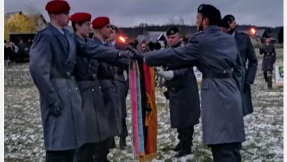 Bild: amö
Sechs Rekruten legen beim Gelöbnis stellvertretend für alle die Hand auf die Dienstflagge.