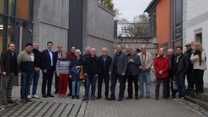 Bild: wel
Die Kreisheimatpfleger und weitere ehrenamtlich Tätige besichtigen im Rahmen ihrer Tagung das Archiv und das Museum. In sein Amt als neuer Kreisheimatpfleger der großen Kreisstadt Schwandorf wird Hans-Werner Robold eingeführt.