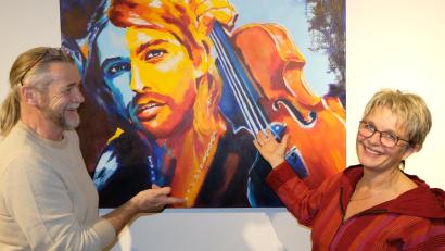 Bild: mab
Zwischen Dieter und Pia Keith blickt David Garrett von der Ausstellungswand im Cafe der Gärtnerei Ziereis