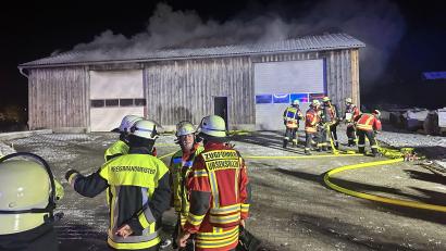 Bild:  Kreisbrandinspektion Amberg-Sulzbach
Rund 60 Einsatzkräfte verschiedener Feuerwehren löschten am Donnerstagabend ein Feuer, das in einer Scheune an der Amberger Straße in Ursensollen ausgebrochen war.