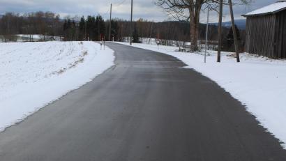 Bild: soj
Kaum waren die Bauarbeiter weg, war der Schnee schon da: Kurz vor dem Wintereinbruch hat die Gemeinde Ebnath eine sehr wichtige und große Baustelle fertig gestellt, die Gemeindeverbindungsstraße Grünlas–Zeckenberg.