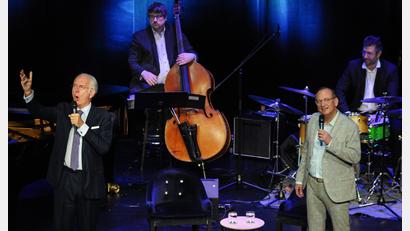 Bild: Stephan Huber
90 Minuten Vollgas-Spaß mit Harald Schmidt und Volker Heißmann im Amberger Stadttheater. Wer darüber nicht lachen kann, sollte vorsichtshalber ins Schlaflabor.