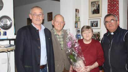 Bild: sam
Dem Jubelpaar Anna und Aloisius Hönig (Mitte) gratulieren Bürgermeister Erwin Geitner (links) und Pater Slawomir Niemczewski (rechts).