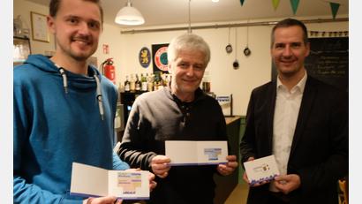 Bild: le
Mit Stolz präsentieren (von links) Michael Köllner, Bürgermeister Robert Lindner und Stefan Solfrank die neue „Flosser Wertkarte“.