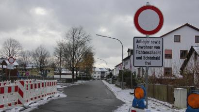 Bild: kro
Schilder vor dem Ulmenweg regeln, wer durchfahren darf.