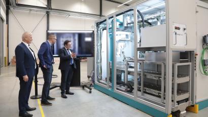 Bild: WOLFGANG STEINBACER
MKey-Solutions Geschäftsführer Michael Kunze, Simon Fleischmann von UBH und Staatssekretär Tobias Gotthardt (von links) vor der Sondermaschine.