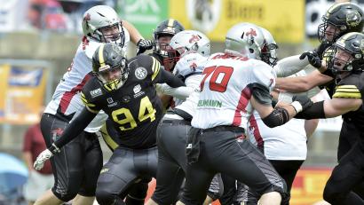 Archivbild: Hubert Ziegler
Die Amberg Mad Bulldogs (dunkle Trikots) dürfen trotz sportlichen Abstiegs auch in der kommenden Saison in der Regionalliga an den Start gehen.