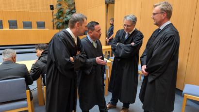 Bild: Wolfgang Würth
Das Plädoyer des Staatsanwalts sorgt für Gesprächsstoff bei den Rechtsanwälten (von links) Rouven Colbatz, Philipp Pruy, Stephan Schütz und Johannes Zintl.