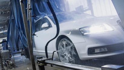 Symbolbild:  Christin Klose/dpa
Saubere Sache: Wer durch die Waschstraße fährt, erwartet blitzblanke Ergebnisse und keine Kratzer im Lack oder andere Schäden.