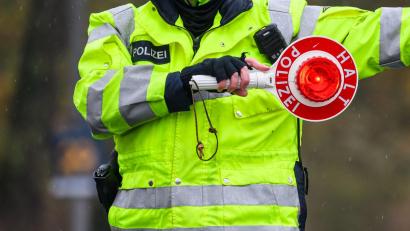 Bild: Robert Michael/dpa
Weil er Schlangenlinien fuhr, hat die Polizei einen Autofahrer kontrolliert. (Symbolbild)