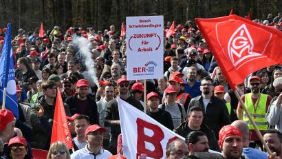 Bild: Bernd Weißbrod/dpa
Beschäftigte protestierten schon im Frühjahr gegen die Sparpläne bei Bosch - nun hat der Betriebsrat erneut Widerstand angekündigt. (Archivbild)
