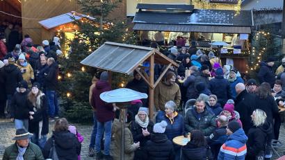 Bild: Rohrwild 
Die Besucher des Stullner Weihnachtsmarktes drängen sich um die Stehtische im Sorgenfrei-Innenhof, genießen die Atmosphäre und lassen sich das kulinarische Angebot schmecken.