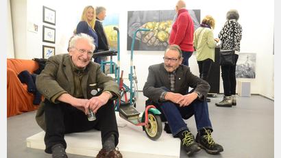 Bild: Kunz
Wolfgang Herzer vom Kunstverein Weiden (links) und Kurator Uwe Müller freuen sich über eine erfolgreiche Vernissage.
