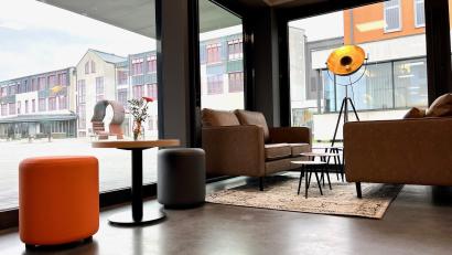 Bild: Gabi Schönberger
Die "Orange Lounge" soll wie ein Wohnzimmer wirken, aber den Campus der OTH Weiden mit einbeziehen.