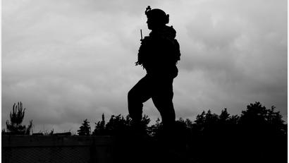 Archivbild: Spc. Zoe Tourne/ US Army
Im Schatten: Ein US-Soldat auf dem Truppenübungsplatz Grafenwöhr. Auch Handy-Standortdaten von Menschen, die hier aktiv waren, fanden sich in dem Datensatz, den Medien für eine Recherche auswerteten.