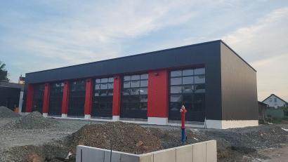 Archivbild: bey
Die KfW-Förderung für das neugebaute Feuerwehrhaus Oberwildenauliegt vor. Dem Markt Luhe-Wildenau werden damit Fördermittel in Höhe von 152.775 Euro für dieses Vorhaben überwiesen.